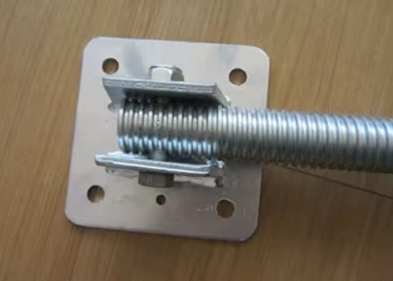 Escavadeira galvanizada Jack de parafuso ajustável com placa de base de nivelamento giratório