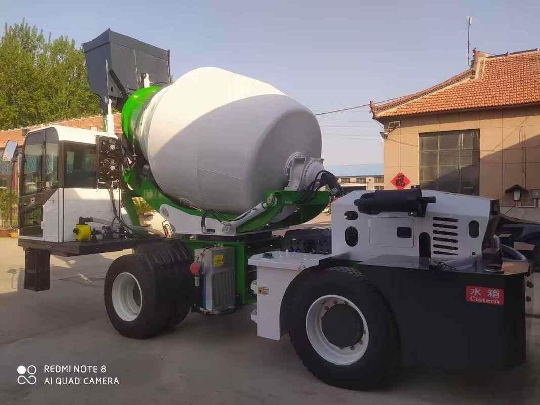 Pequeno caminhão de mistura de concreto de quatro rodas autocarregável com sistema eletrônico de pesagem
